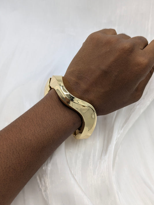 Wavy bangle